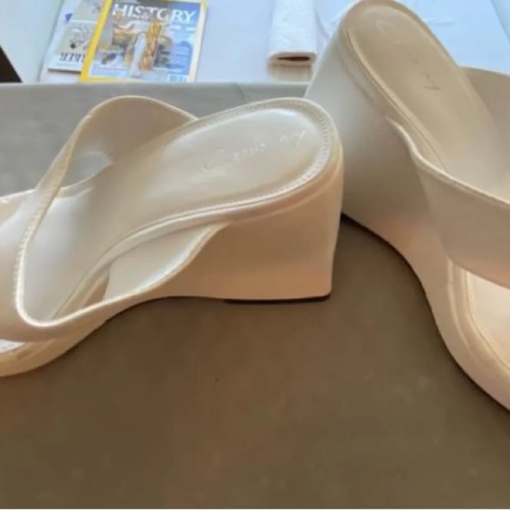 Circus white platform sandles. Size 8 - Picture 3 of 7